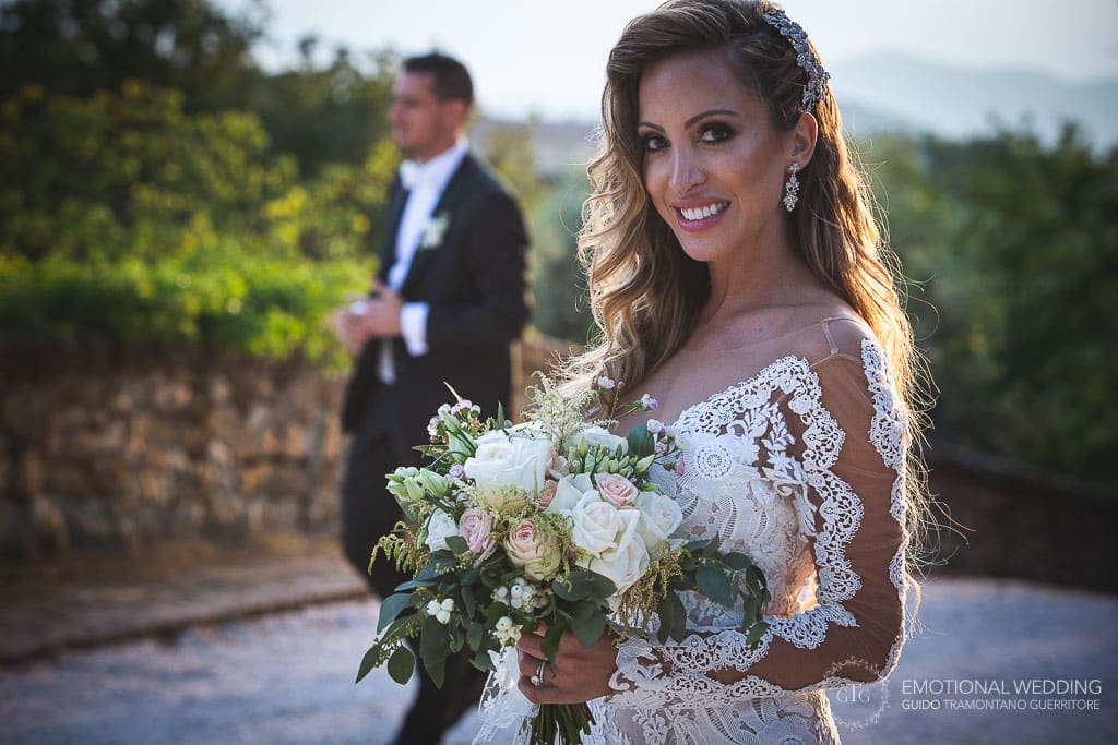 sposa sorride durante il servizio fotografico per il suo matrimonio a fidenza