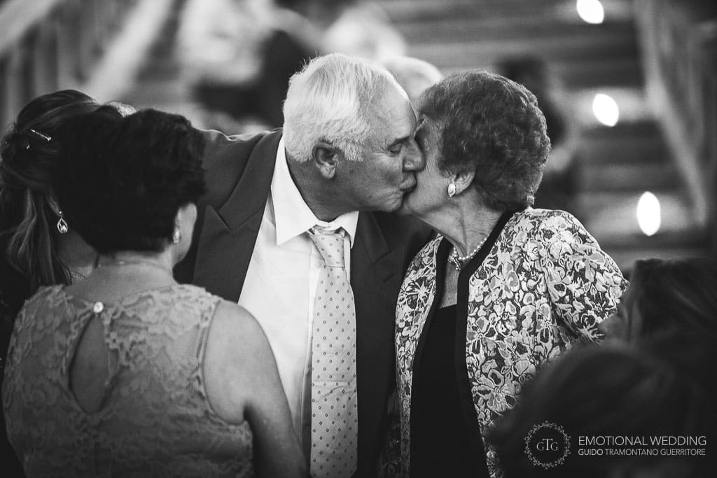 tenero bacio di due anziani al ricevimento di un matrimonio a fidenza