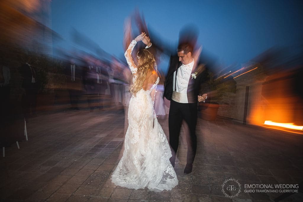 sposi che ballano alla loro festa di matrimonio al castello di tabiano a fidenza