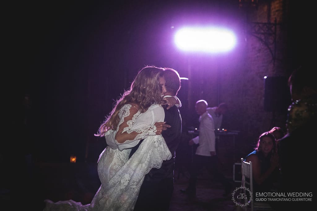 sposa e suo padre si abbracciano durante la festa di un matrimonio a fidenza