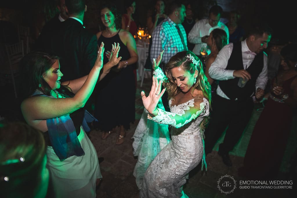 sposa che balla al ricevimento del suo matrimonio a fidenza