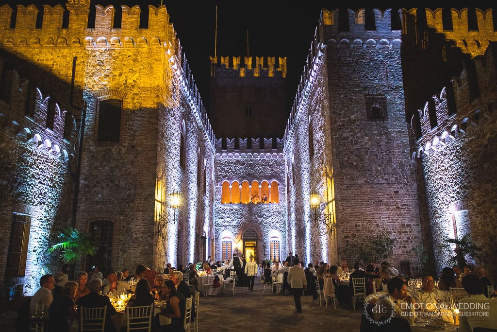 castello di tabiano illuminato di sera durante il ricevimento ad un matrimonio a fidenza