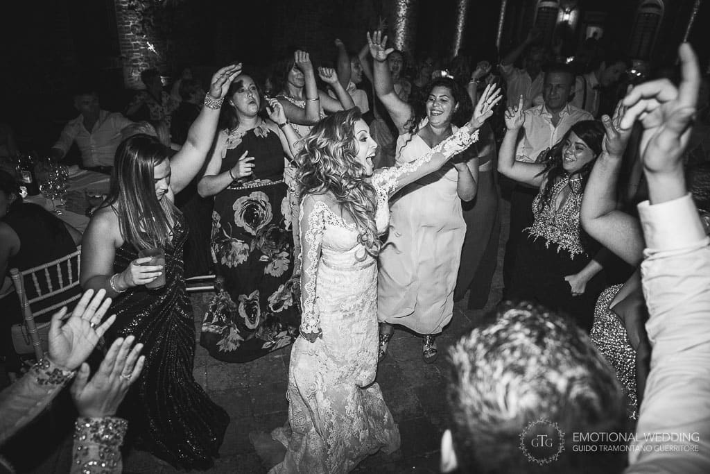 sposa che balla durante la festa di un matrimonio a Fidenza