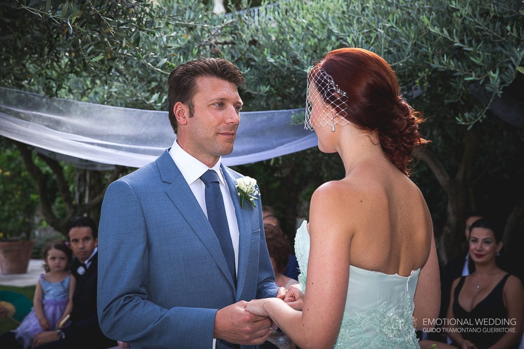 sguardo degli sposi durante la cerimonia ad un matrimonio in italia
