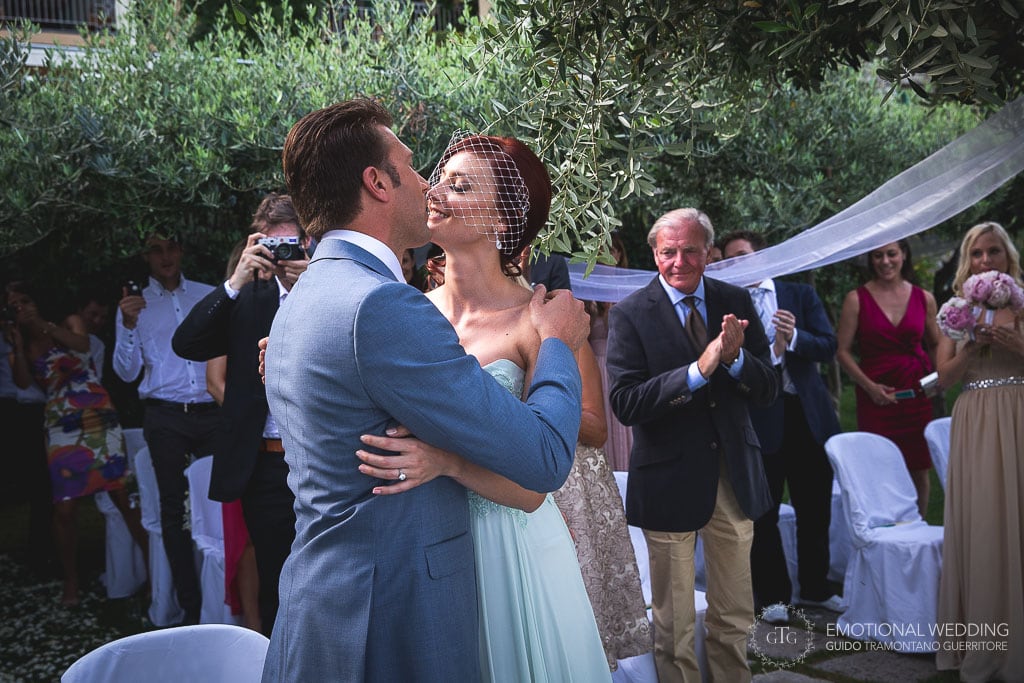 bacio degli sposi durante la cerimonia di un matrimonio in italia