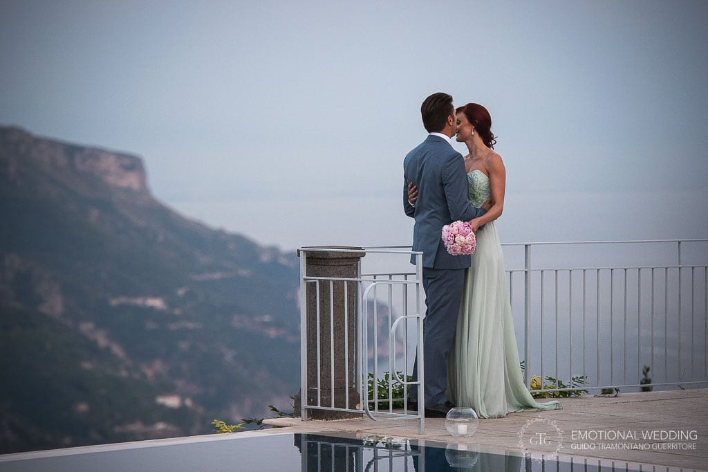 sposi a bordo della piscina dell'hotel Caruso ad un matrimonio in Italia