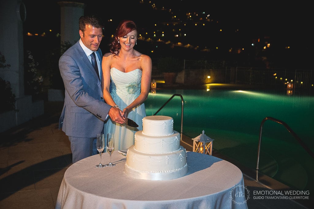 taglio della torta ad all'hotel Caruso ad un matrimonio sudafricano in Italia