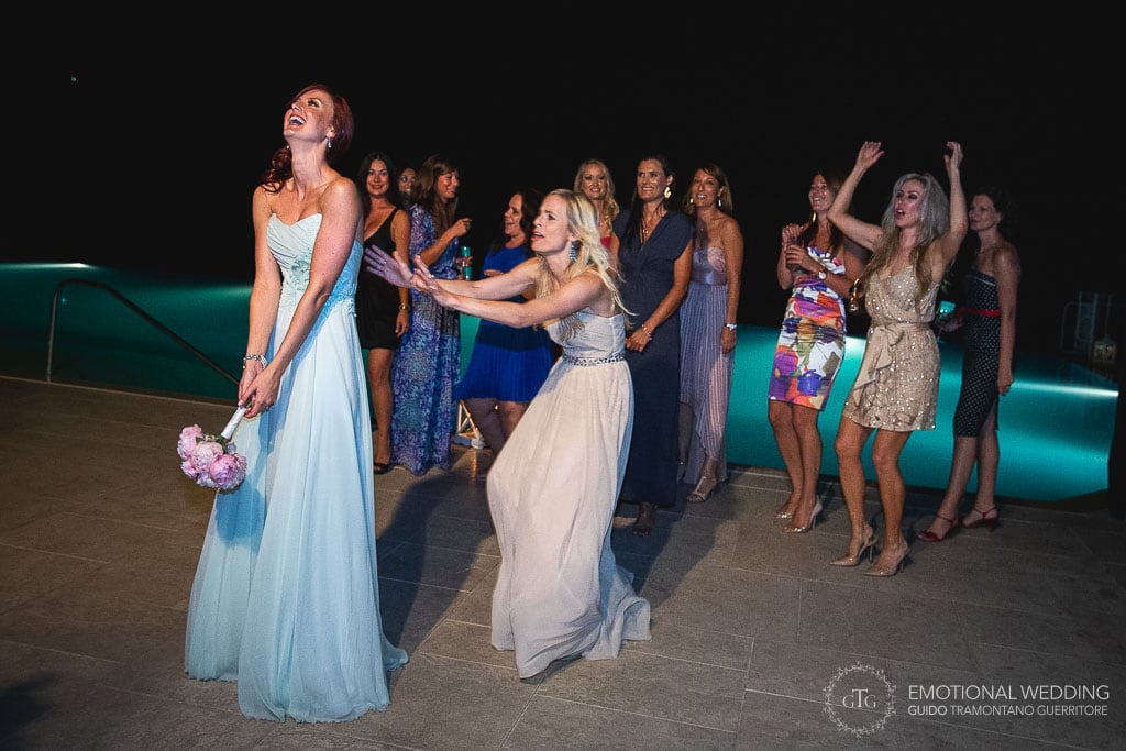 lancio del bouquet all'hotel Caruso ad un matrimonio sudafricano in Italia