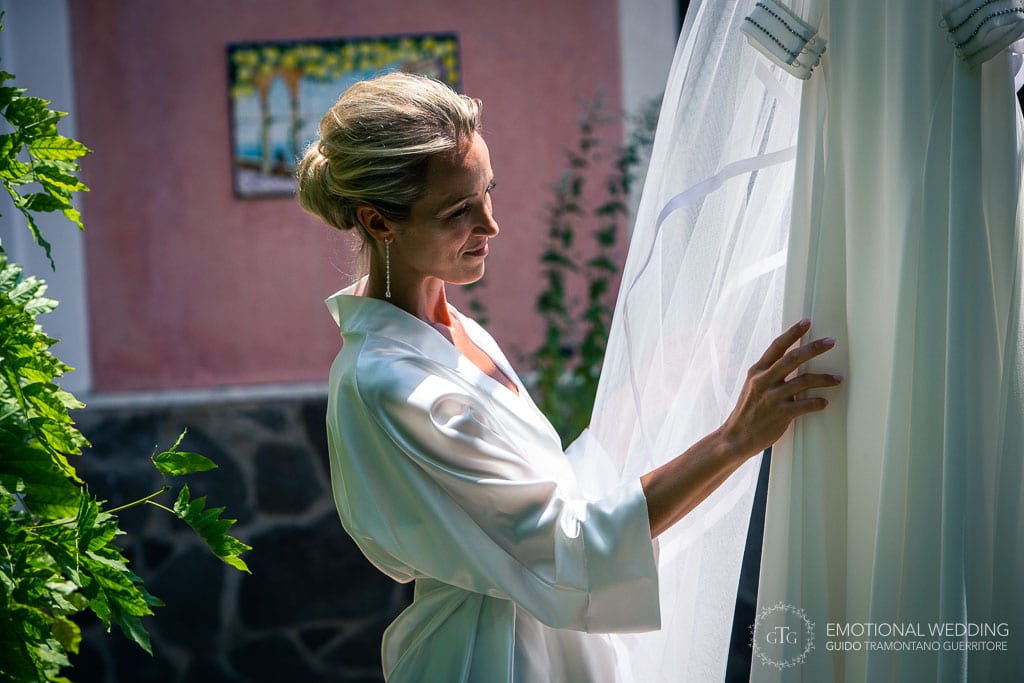 sposa guarda il suo vestito durante i preparativi per un matrimonio a Maiori