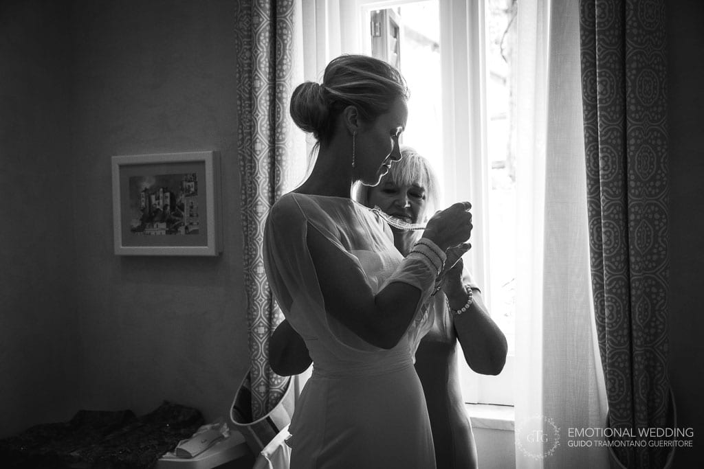 bride and her mother getting ready for the wedding in maiori