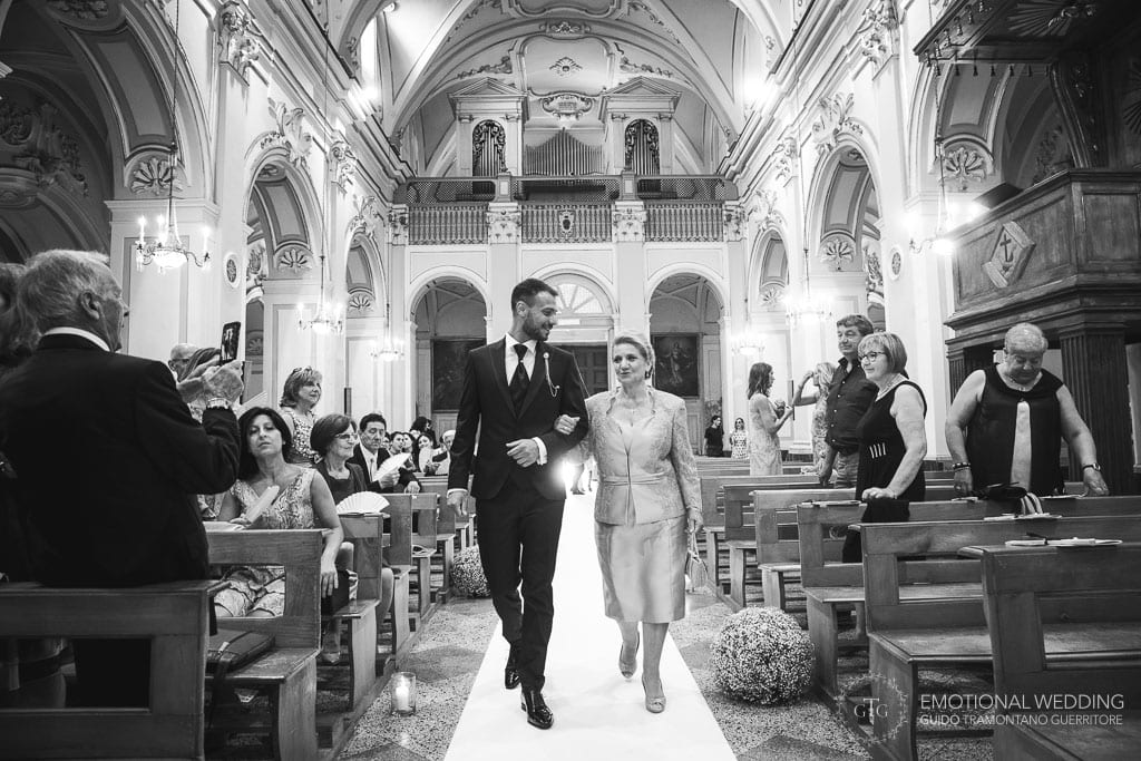 sposo e madre entrano nella chiesa di san Francesco a Maiori per la cerimonia di matrimonio