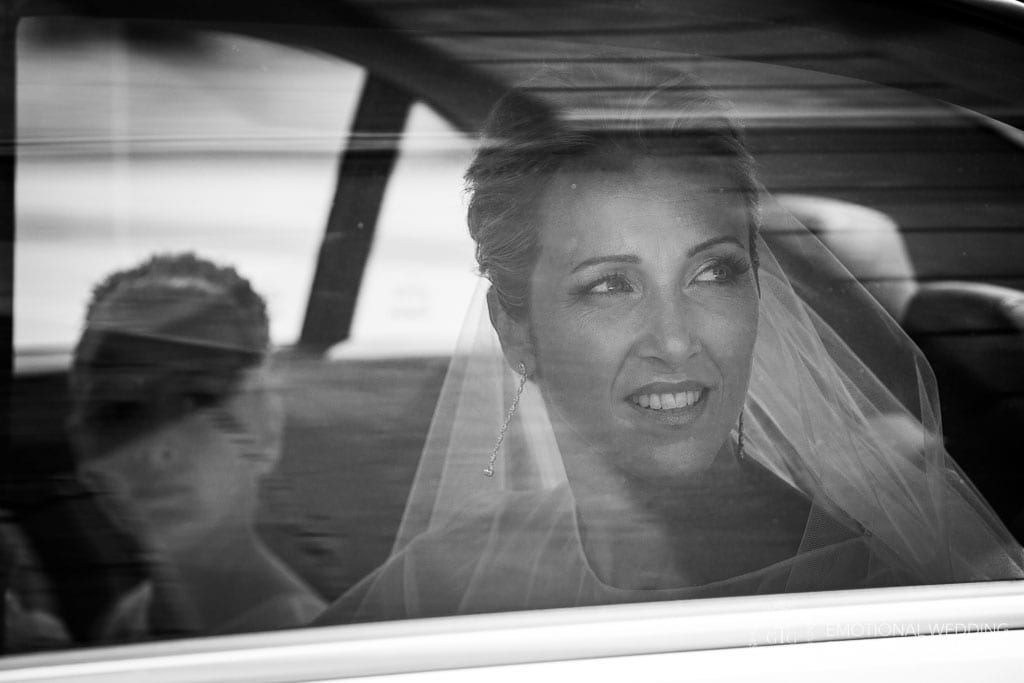 candid portrait of a bride inside a car going to the church taken by a wedding photographer in maiori