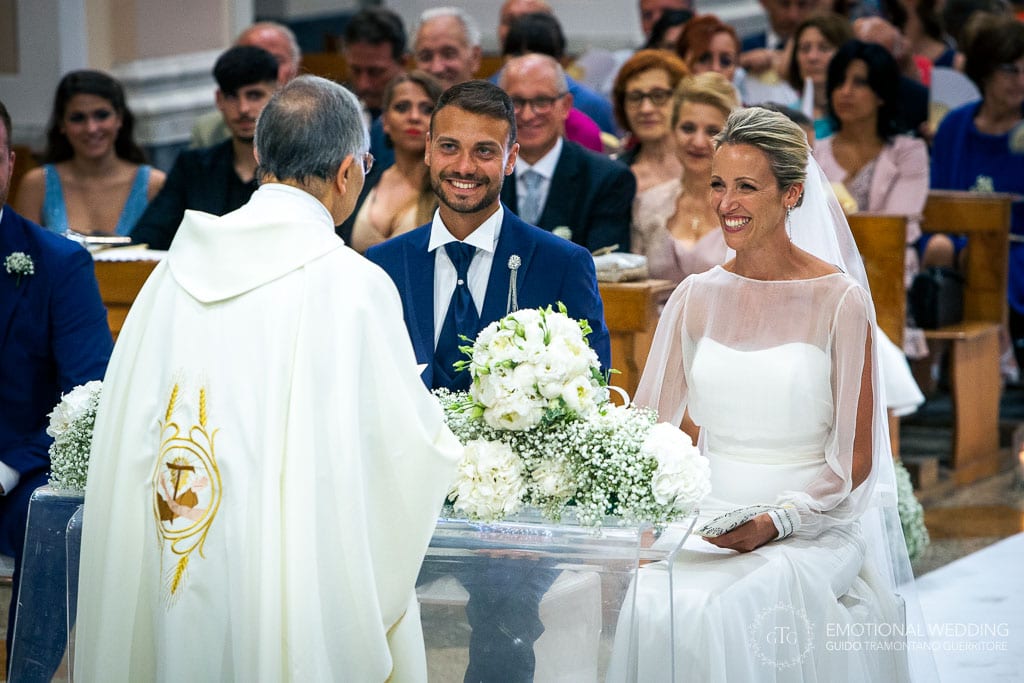sposi sorridono al parroco durante la cerimonia di un matrimonio a Maiori