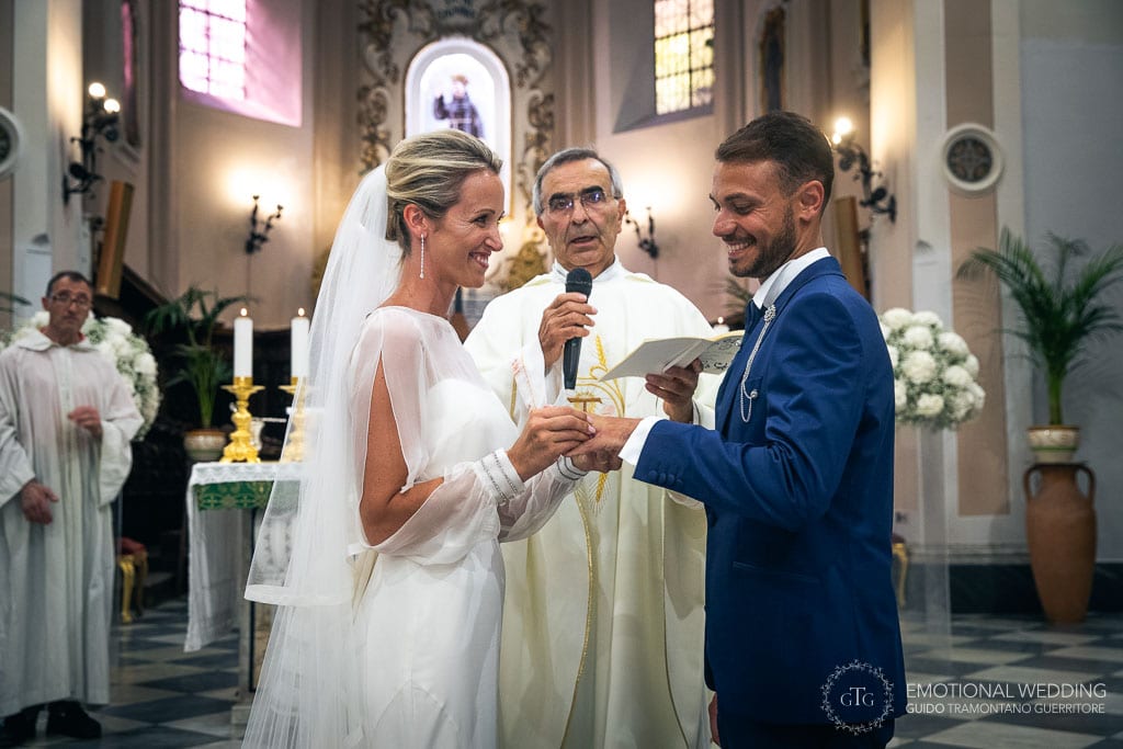 scambio degli anelli a un matrimonio nella chiesa di san Francesco a Maiori