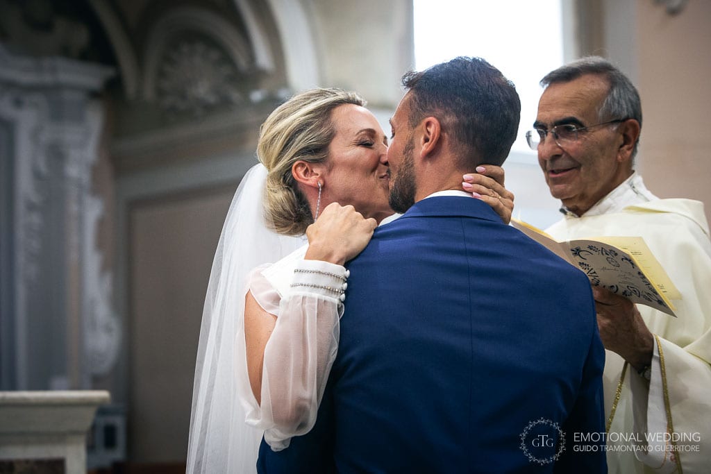 bacio degli sposi dopo la celebrazione di un matrimonio a Maiori