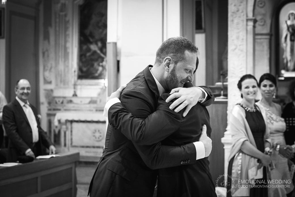 sposo e testimone si abbracciano dopo la cerimonia di un matrimonio a Maiori