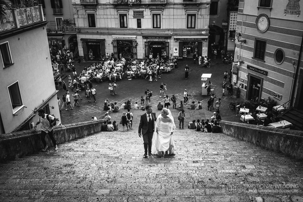 sposi salgono le gradinate del duomo di Amalfi a un matrimonio a Maiori