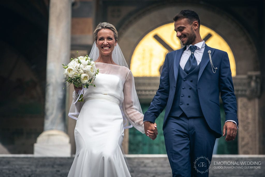 sposi sulle scale del duomo di Amalfi ad un matrimonio a Maiori