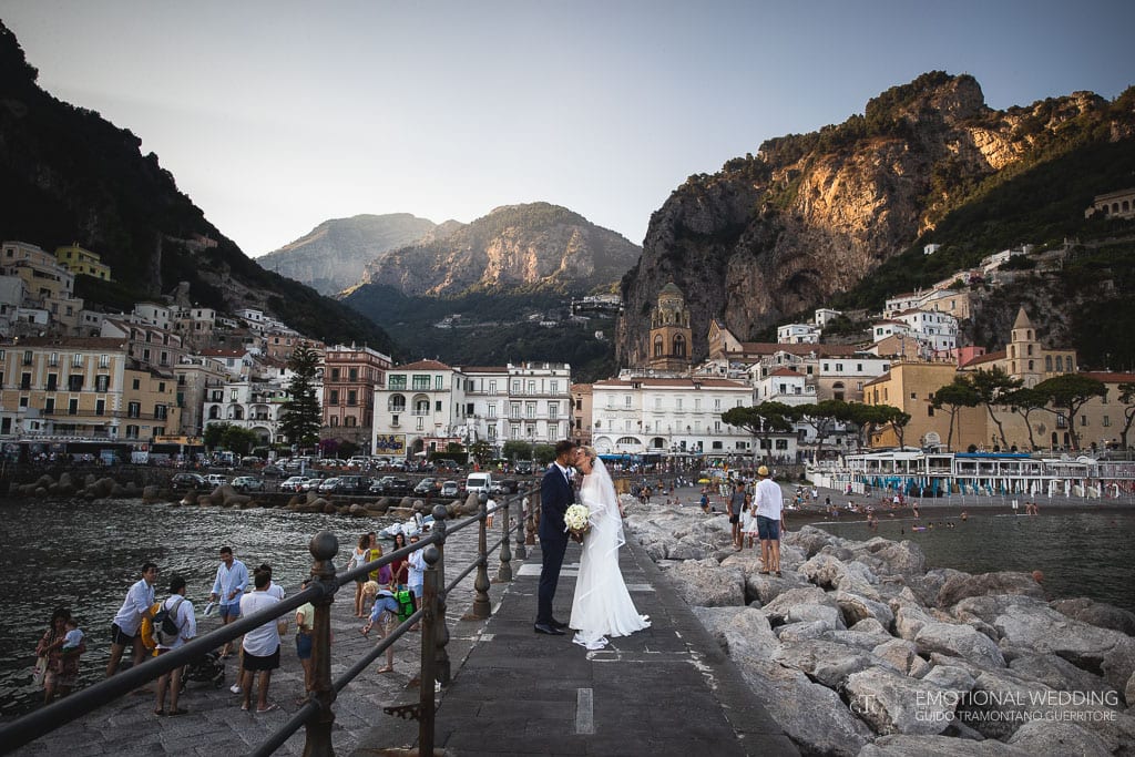 bride and groom kissing on the Amalfi pier