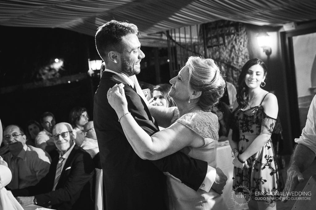 groom dancing with her mother for his wedding in maiori