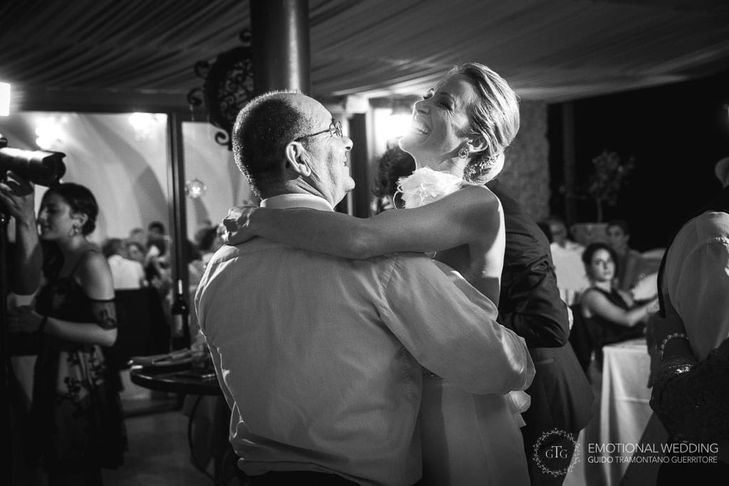 sposa e padre ballano al ricevimento di un matrimonio a Maiori