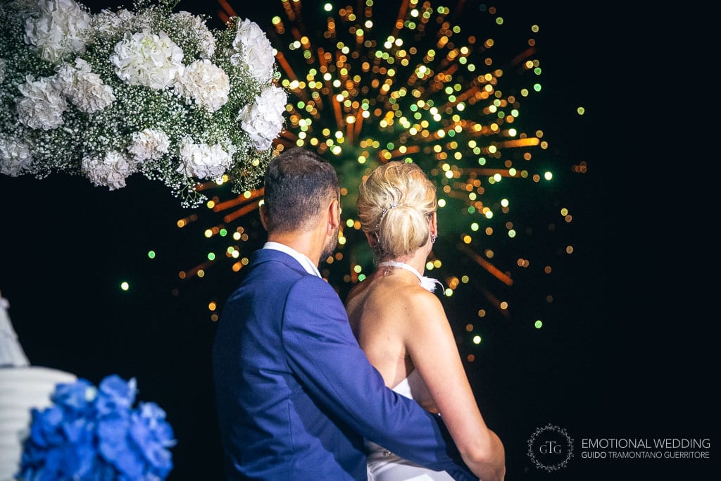 sposi ammirano fuochi d'artificio a un matrimonio a Maiori