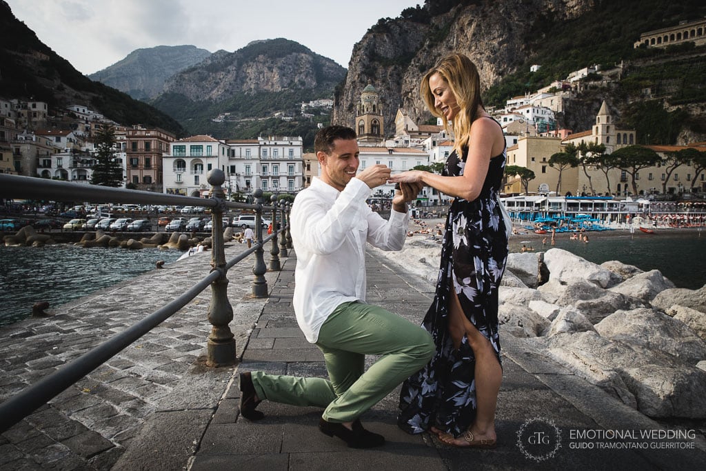a man on his knees makes his marriage proposal in amalfi