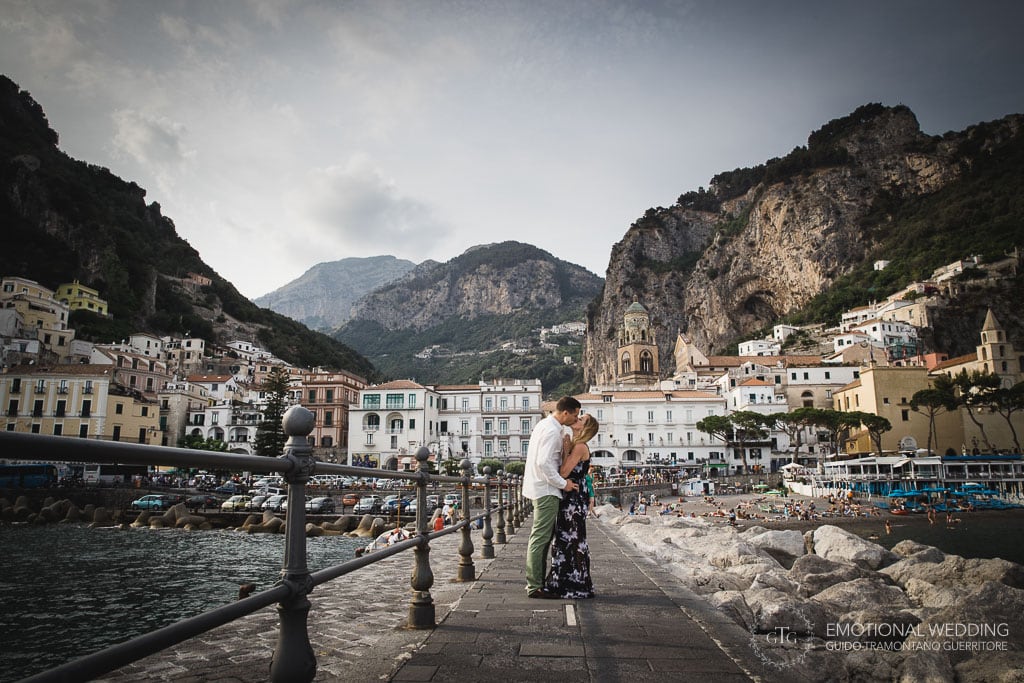 bacio di fidanzati sul molo di Amalfi ad una proposta di matrimonio
