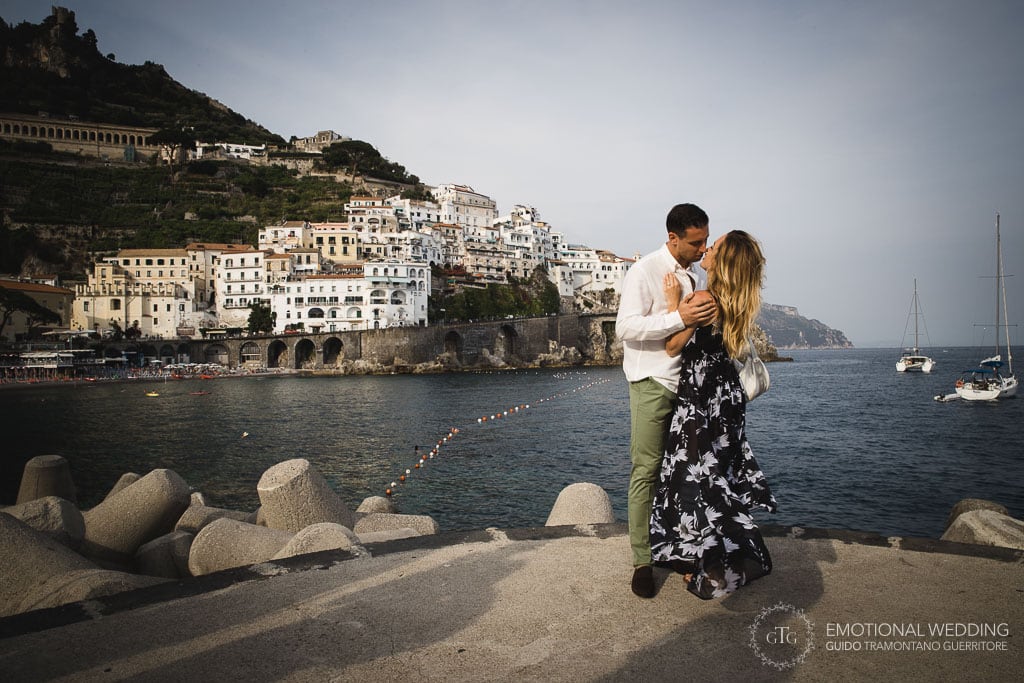 fidanzati ad una proposta di matrimonio ad Amalfi