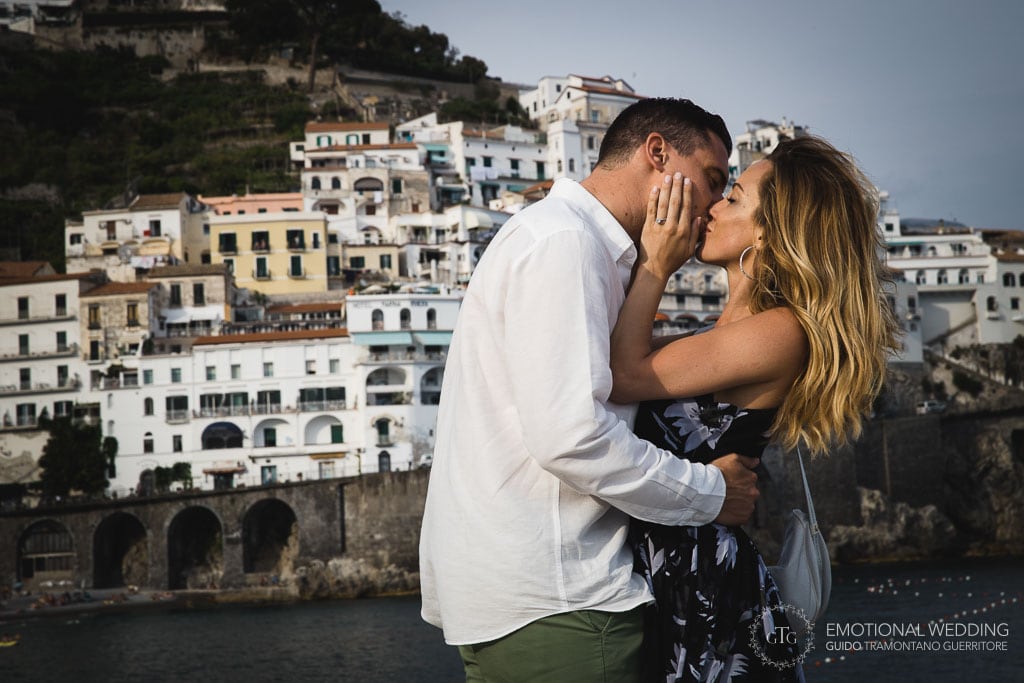 bacio di fidanzati ad una proposta di matrimonio ad Amalfi