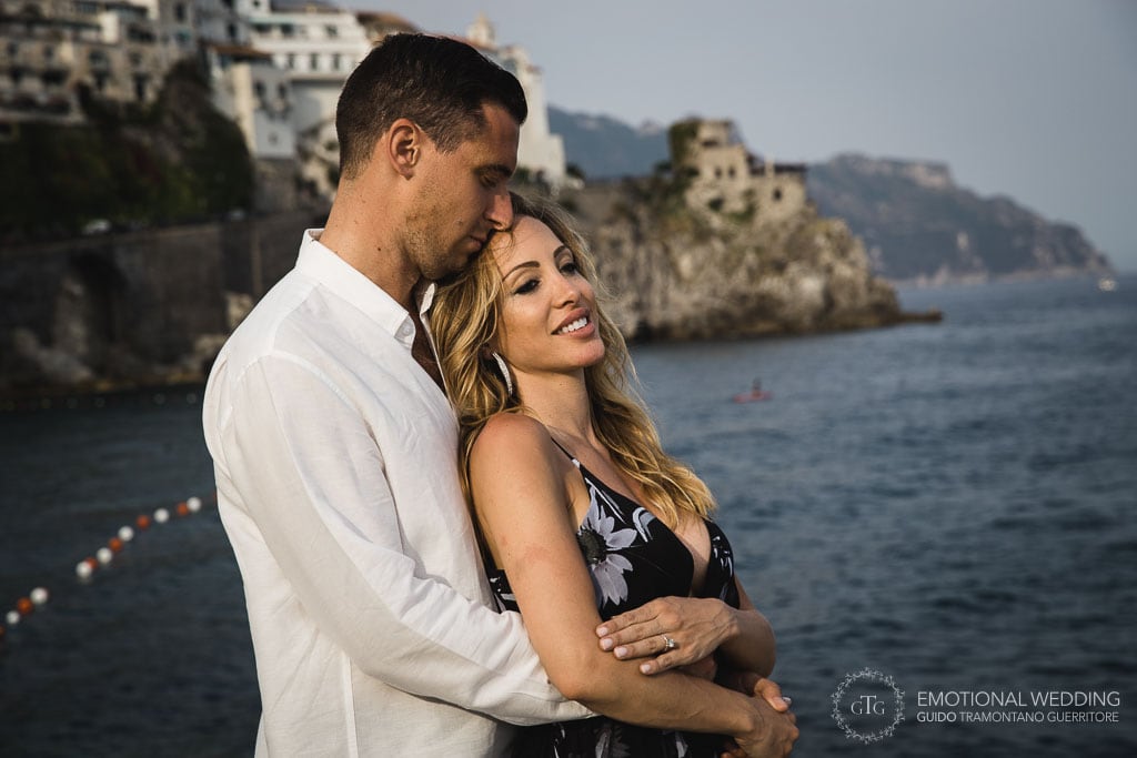 ritratto spontaneo di una coppia di fidanzati sul molo di Amalfi per una proposta di matrimonio