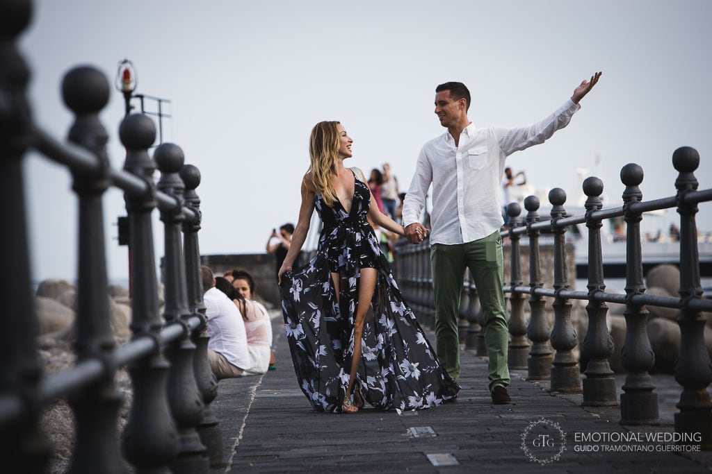una coppia di fidanzati sul molo di Amalfi per una proposta di matrimonio