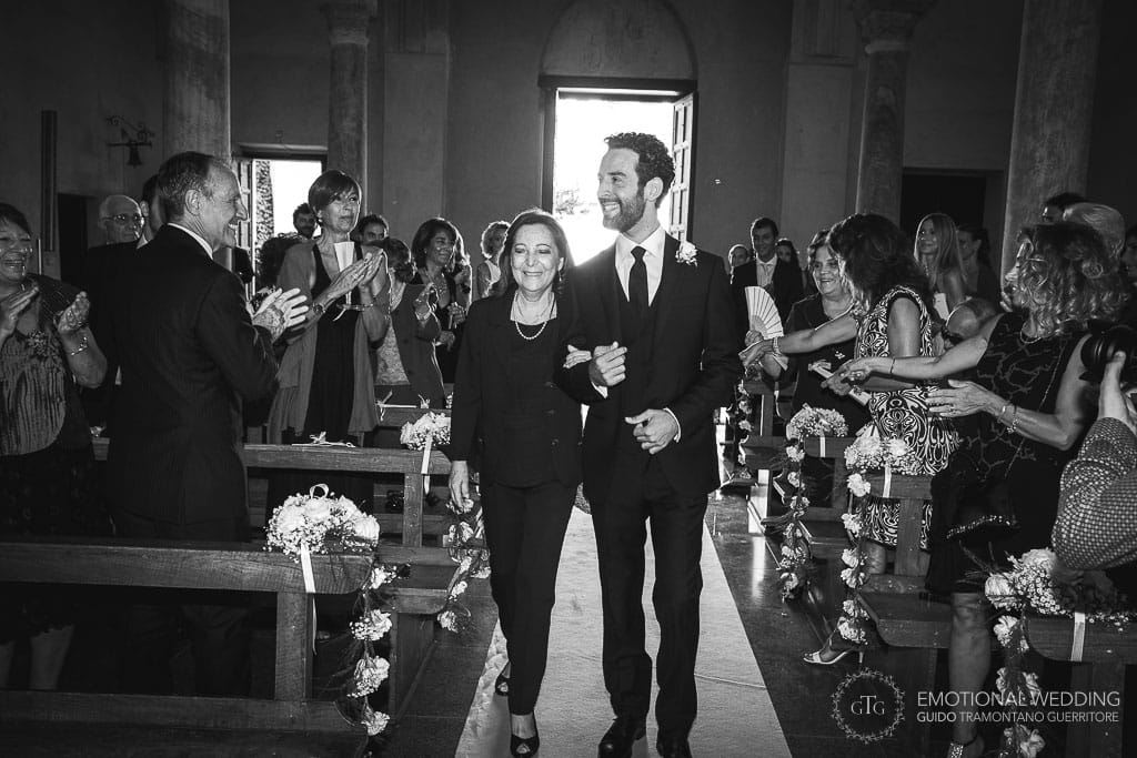 sposo e madre entrano in chiesa a un matrimonio a ravello