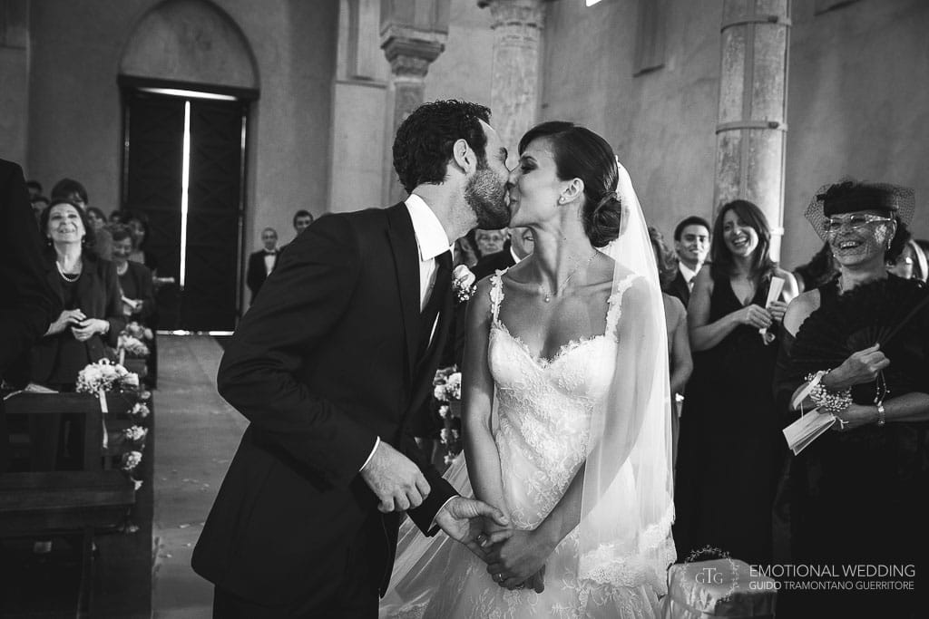 bacio degli sposi durante la cerimonia di un matrimonio a santa maria a gradillo