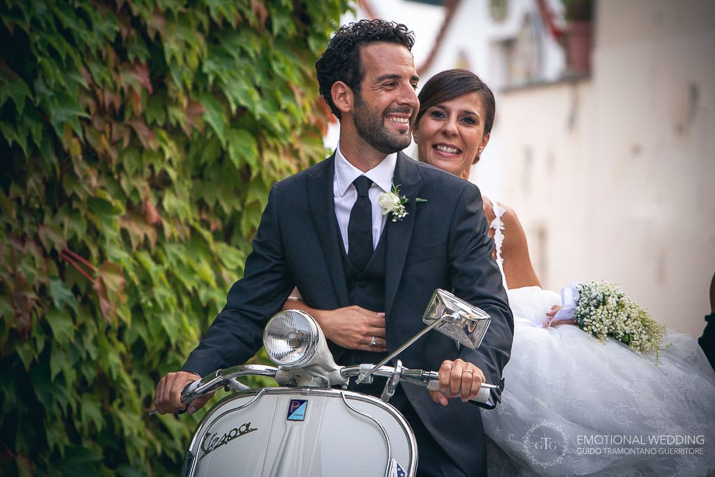 wedding couple on an vintage scooter