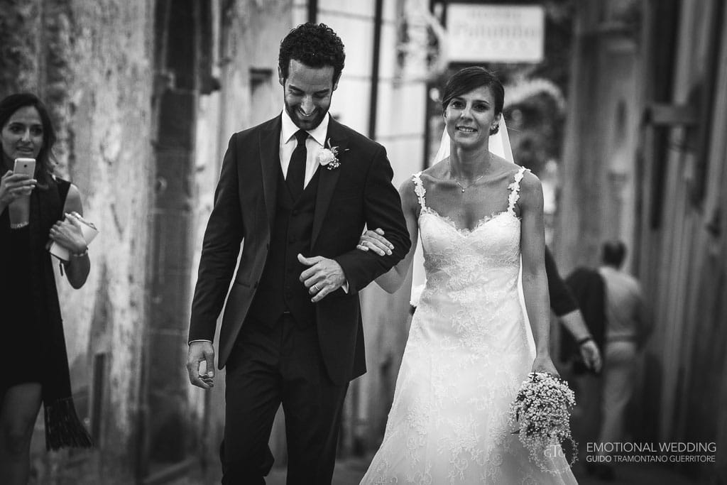 bride and groom walking in the streets of ravello