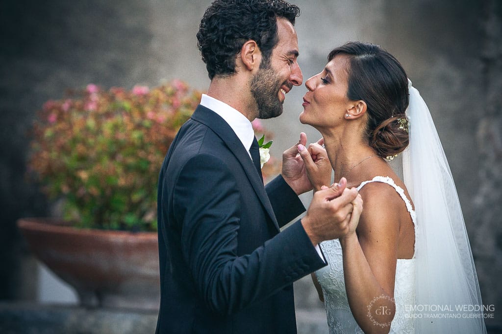 bride and groom kissing at principessa di Piemonte garden in ravello