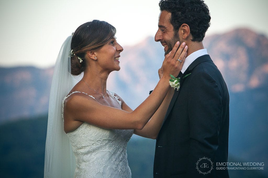 ramantic moment of bride and groom in the garden of principessa di Piemonte in ravello