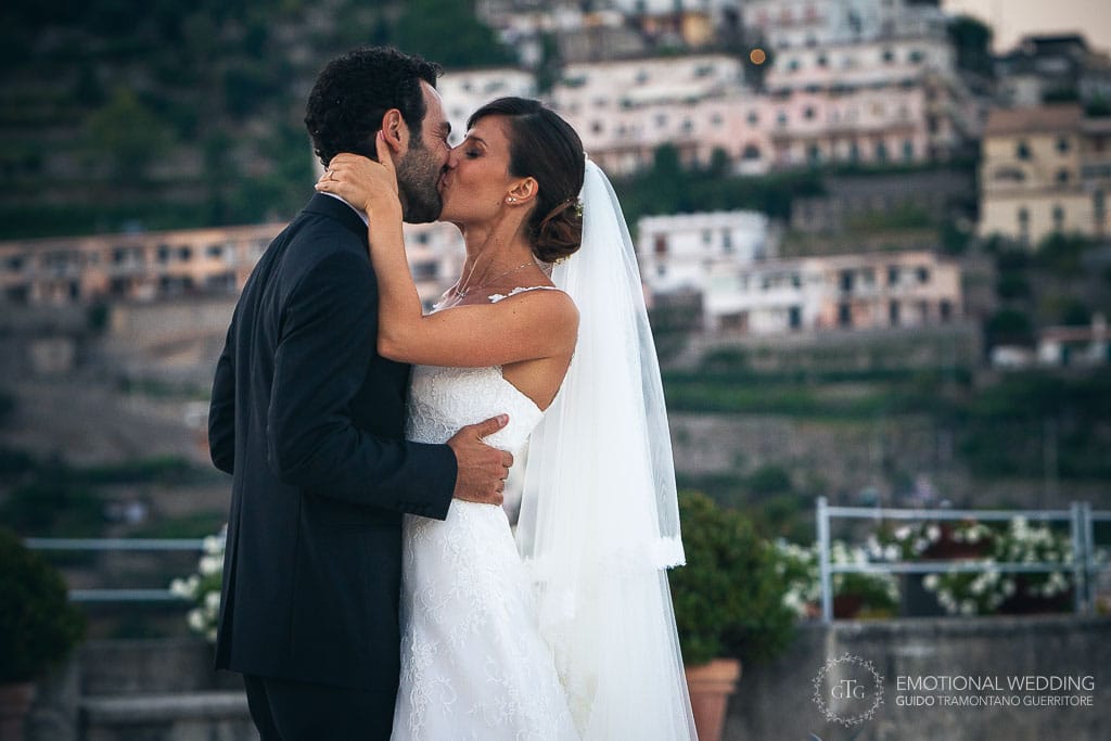 bride and groom passionate kissing at a wedding in ravello