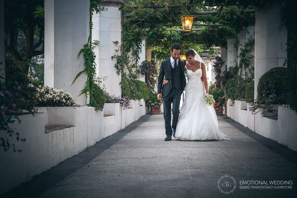 sposi passeggiano nei giardini del belmond hotel Caruso a un matrimonio a ravello