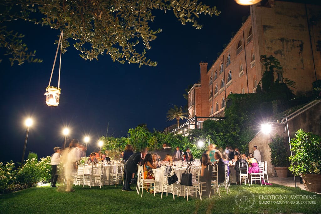 giardini di sera del belmond hotel Caruso a ravello durante il ricevimento di un matrimonio