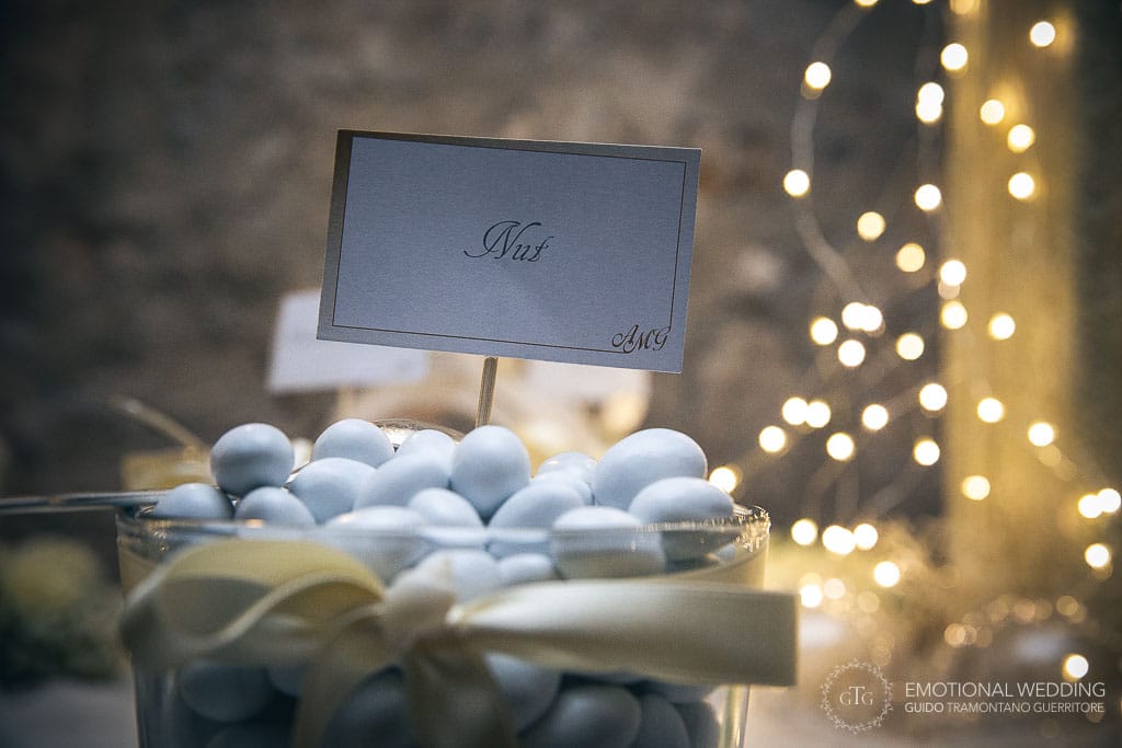 confetti ad un party di matrimonio al belmond hotel caruso