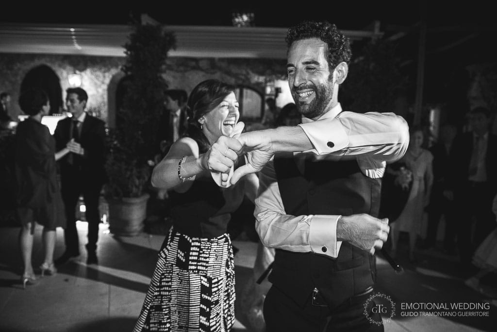 sposo balla con invitato al ricevimento del suo matrimonio al belmond hotel caruso di ravello