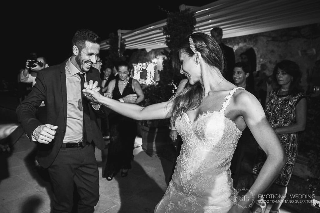 sposa balla con un ospite alla festa del matrimonio al belmond hotel caruso
