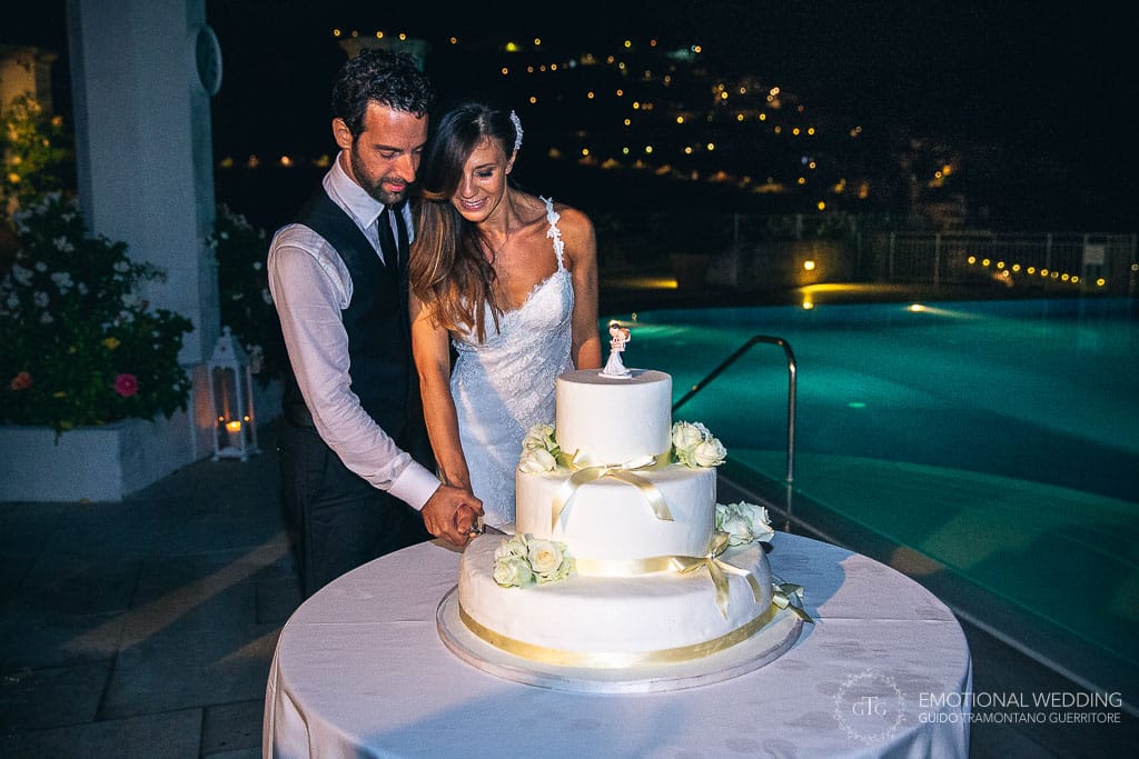 cake cutting at a wedding in ravello at hotel Caruso