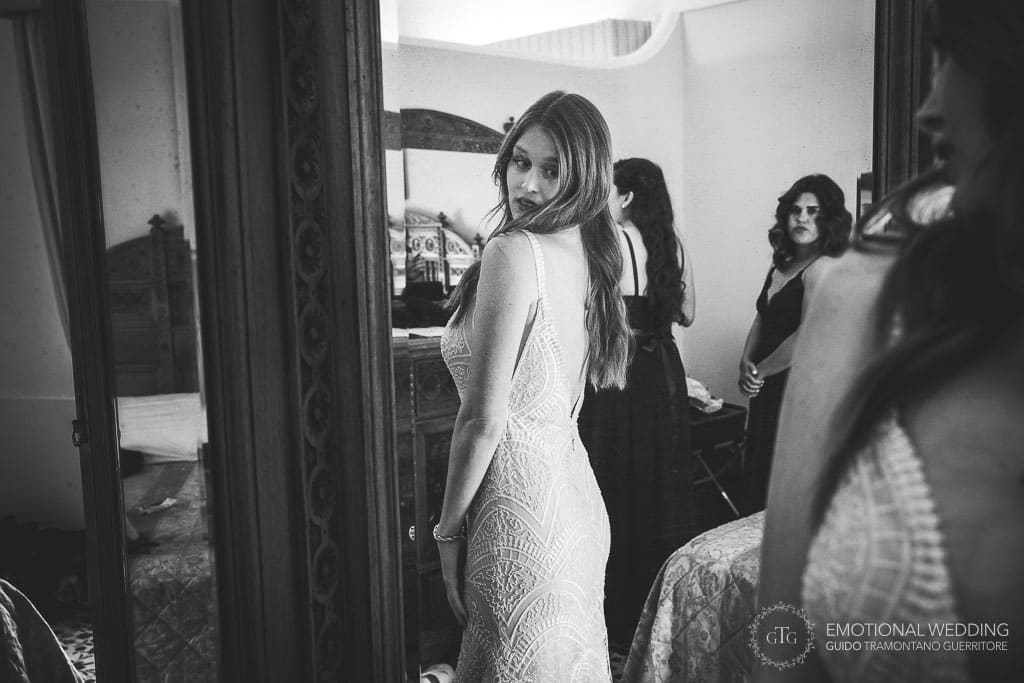 sposa si guarda allo specchio durante i preparativi di un matrimonio a sorrento