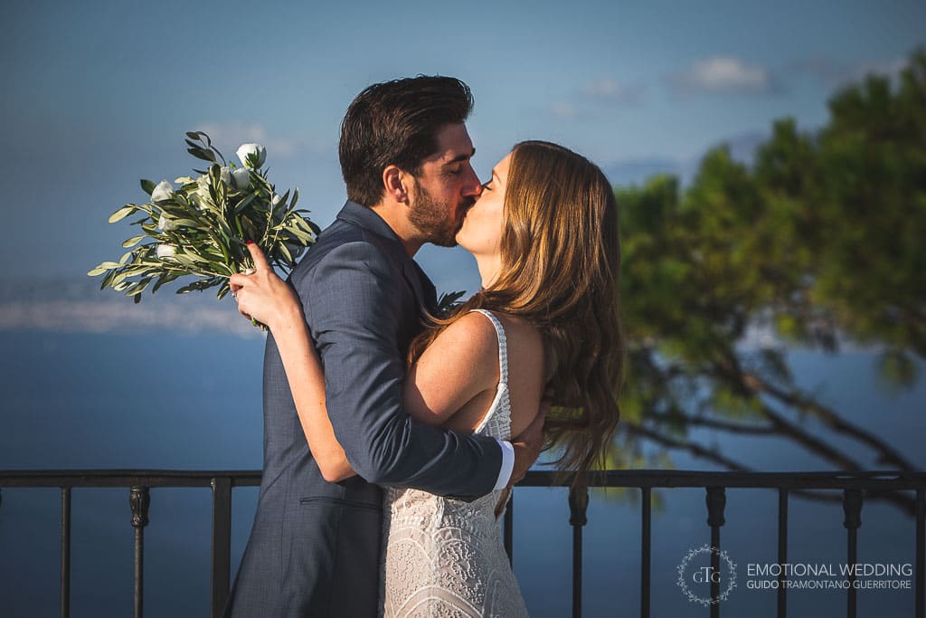 wedding couple kissing on the terrace of villa oasi olimpia in sorrento