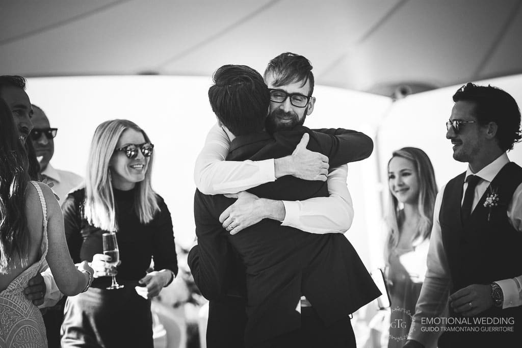 testimone e sposo si abbracciano dopo la cerimonia a un matrimonio a sorrento