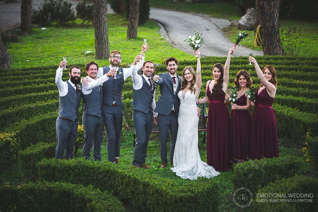 sposi e testimoni nei giardini di villa oasi olimpia a un matrimonio a sorrento