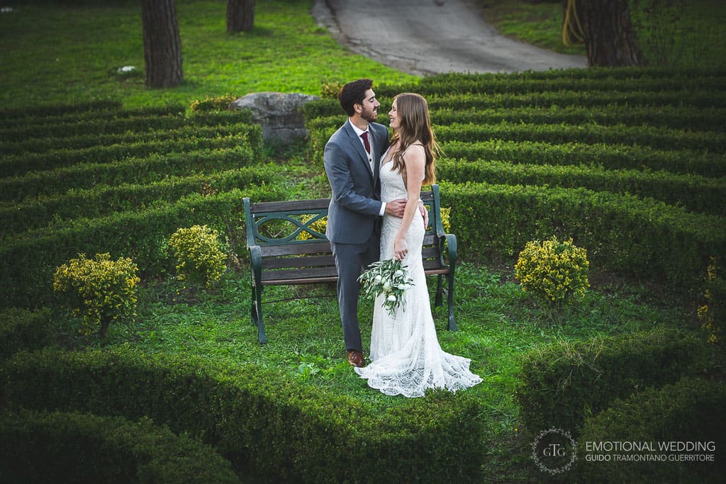 sposi nei giardini di villa olimpia a un matrimonio a sorrento